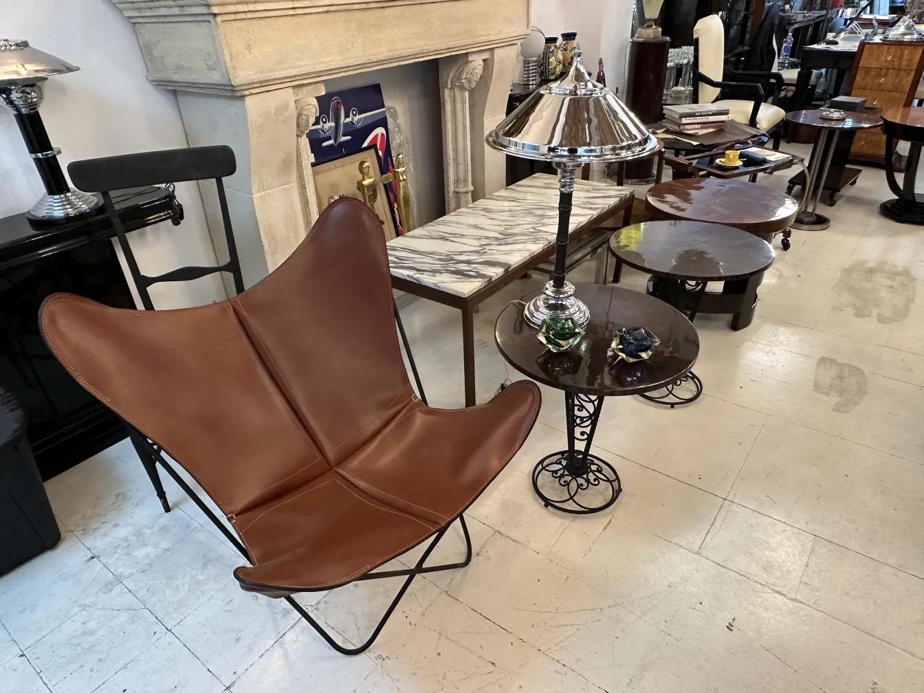 居心地の良い環境にある2台の古代テーブルランプのエレガントな描画