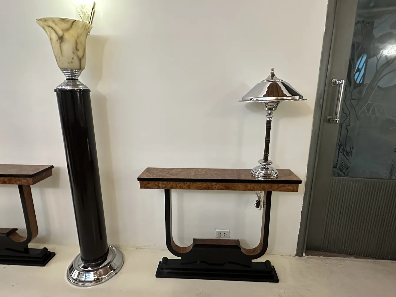 due lampade da tavolo antiche in un ambiente elegante con tavolo