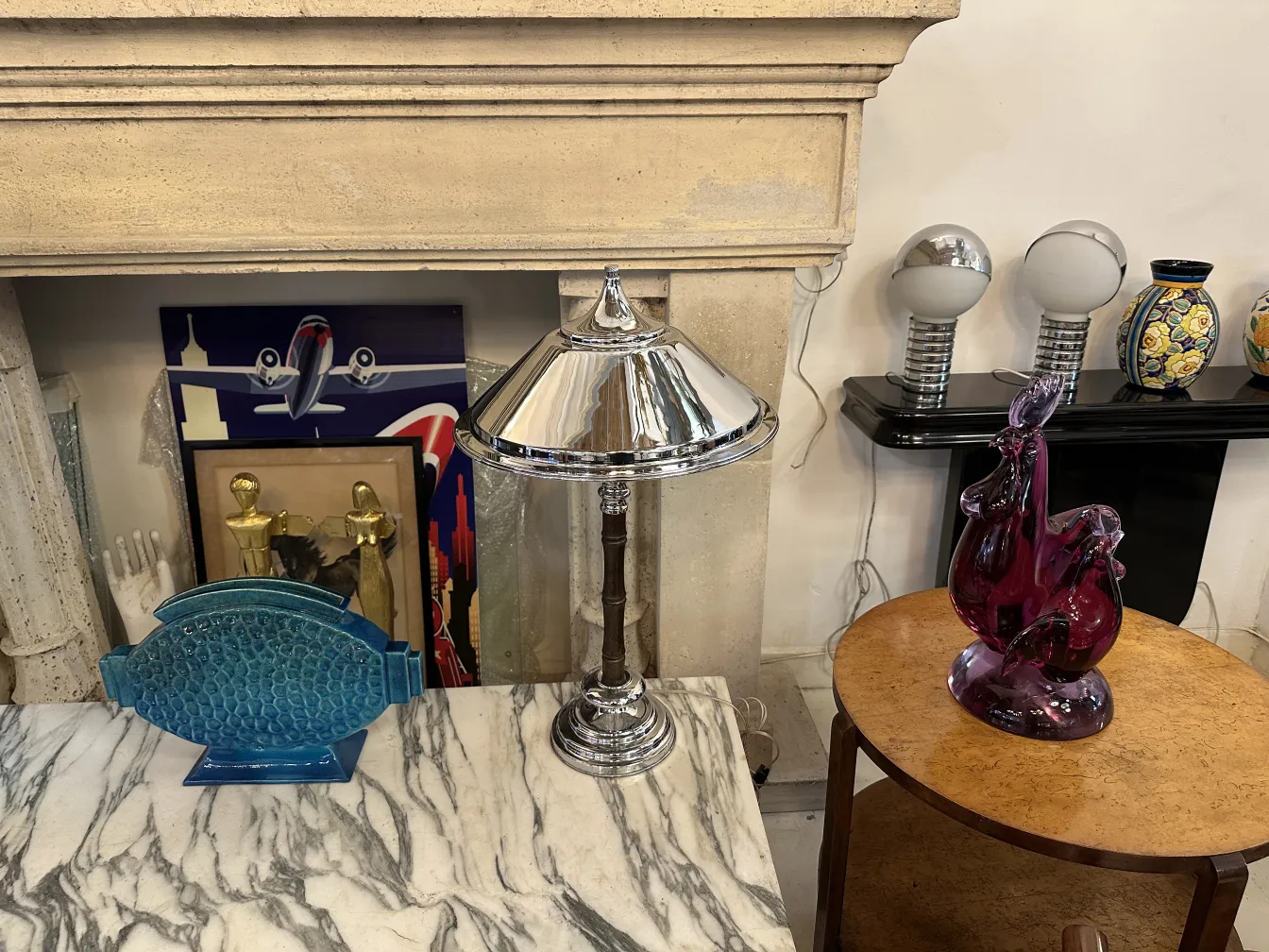 Duas lâmpadas de mesa antigas com brilho ao lado de objetos decorativos.