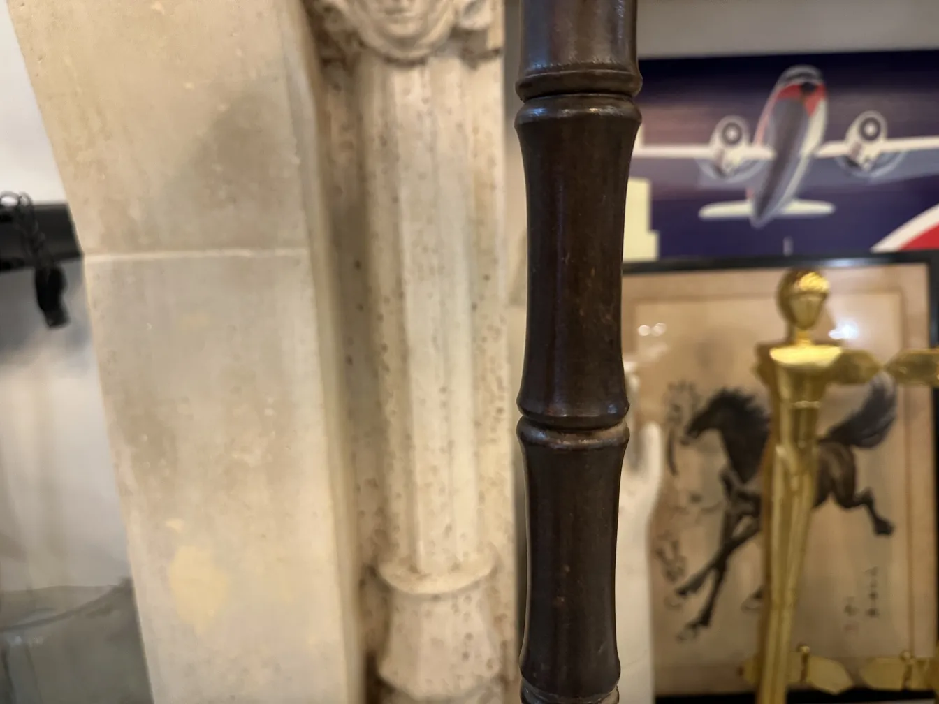 2 antike Tischleuchten mit klassischem und elegantem Design in einer gemütlichen Umgebung.