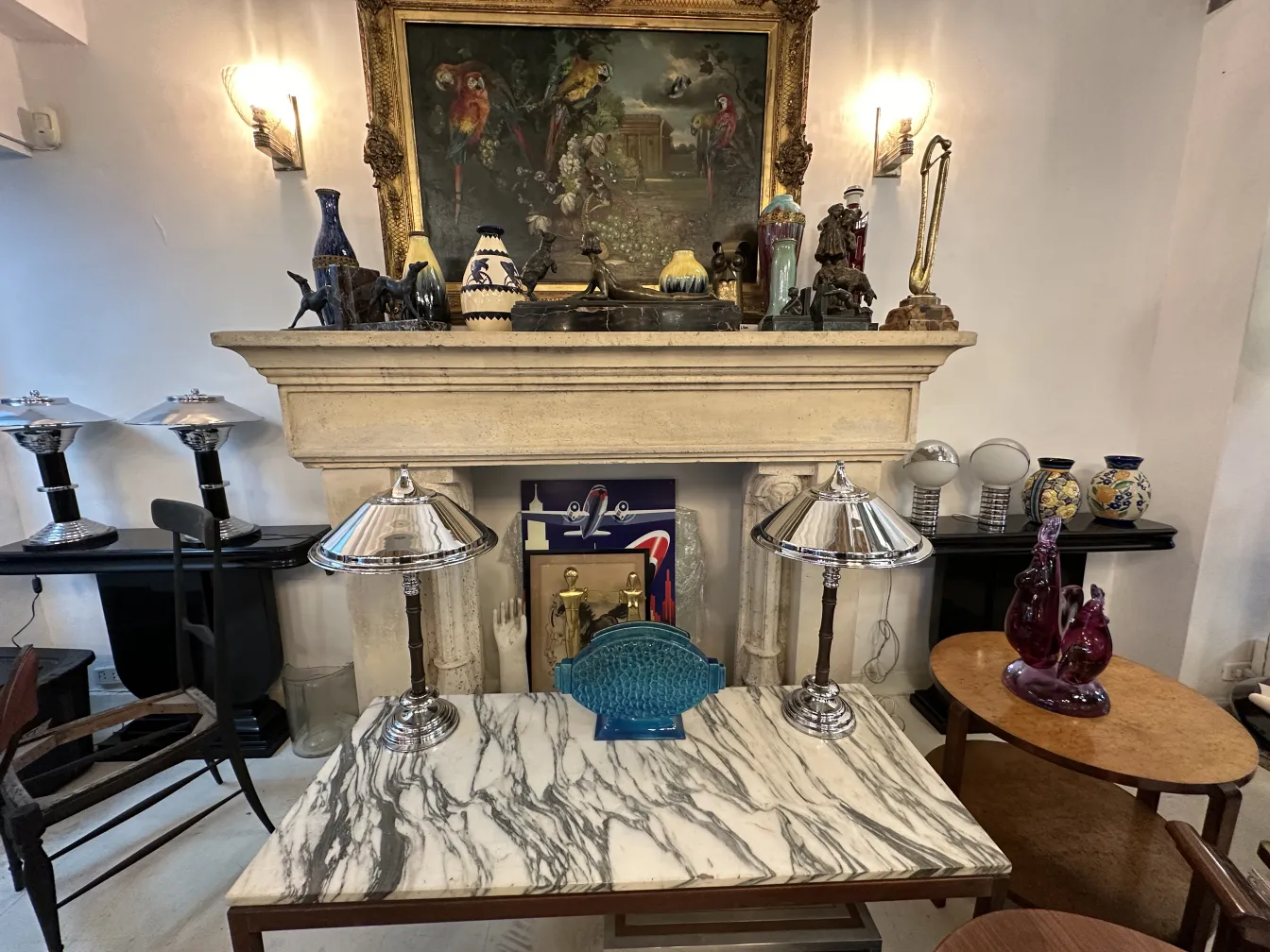 Vista de dos lámparas de mesa antiguas sobre una mesa de mármol.