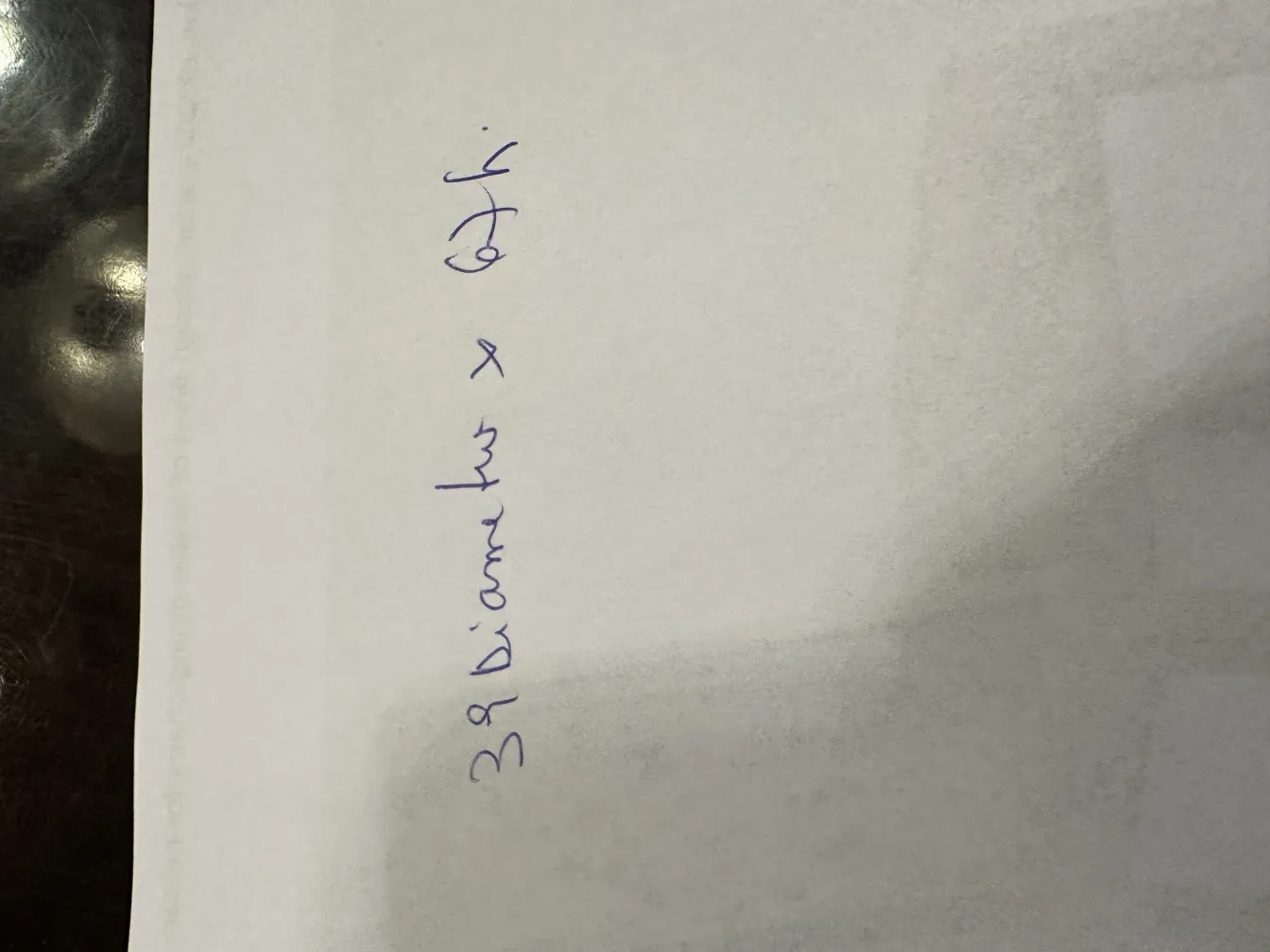 Zwei antike dekorative Tischleuchten auf einem Tisch