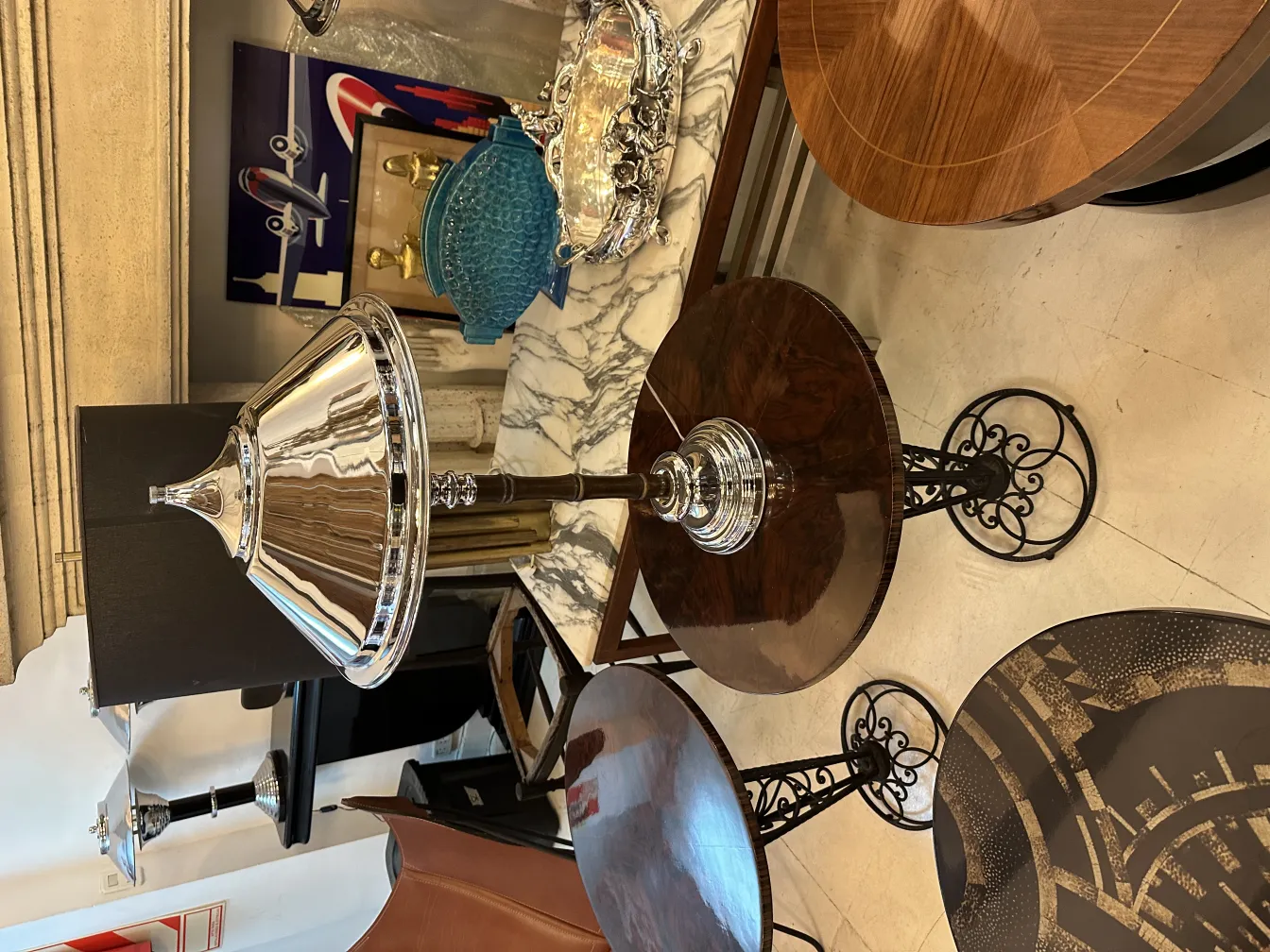 две античные настольные лампы с декоративными основанием, уютная атмосфера