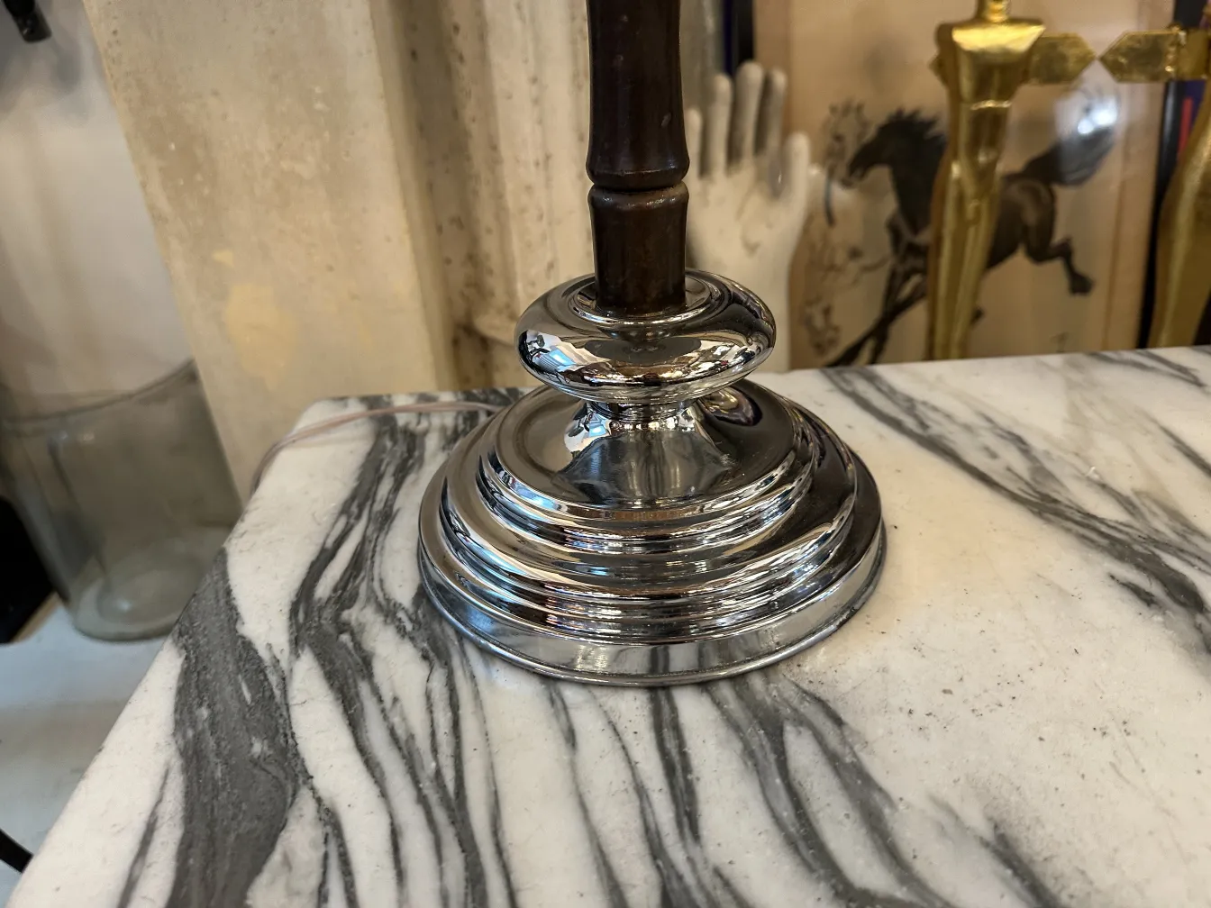 détail des bases de deux lampes de table anciennes dans un environnement décoratif