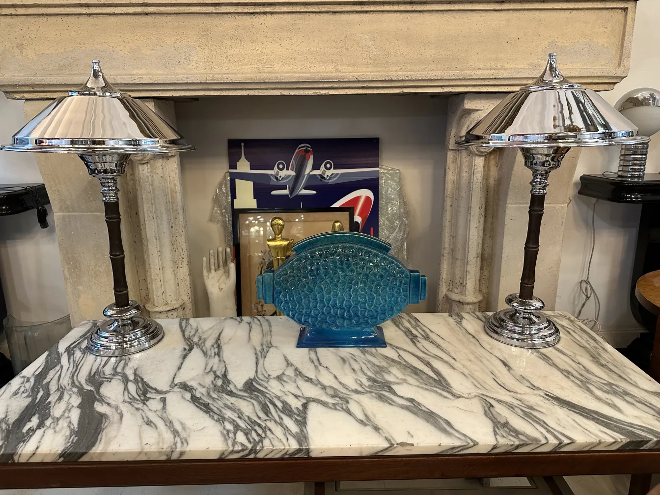 Conjunto de 2 lâmpadas de mesa antigas brilhantes sobre mármore.