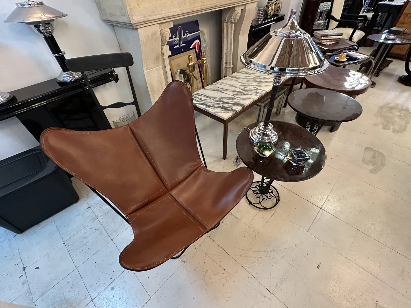 zwei antike Tischlampen mit eleganten Sockel und Schirm