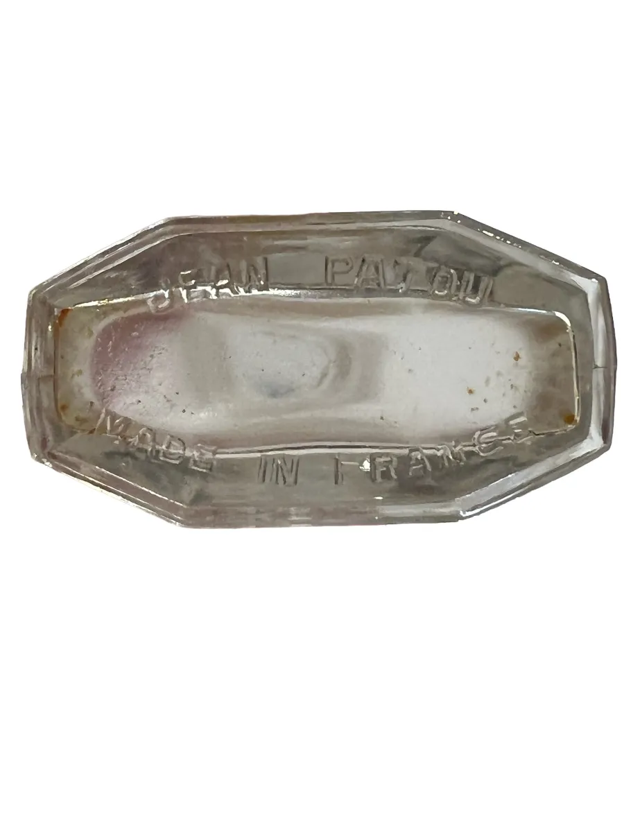 Frasco de perfume antigo com design octogonal e gravação.