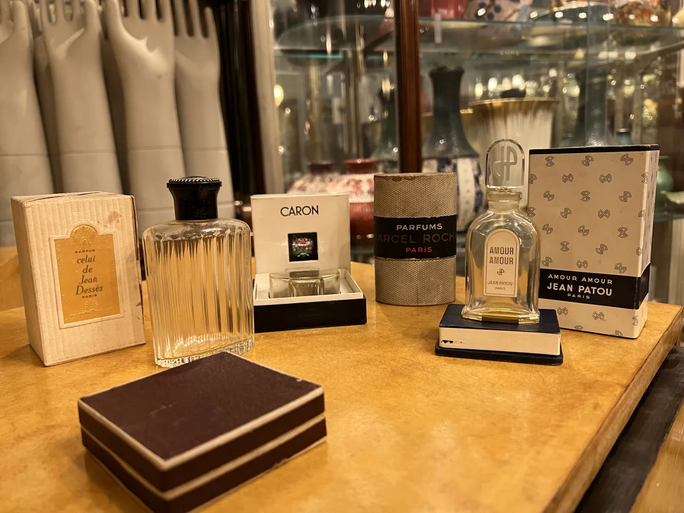 frasco antiguo de perfume con detalles elegantes sobre la mesa