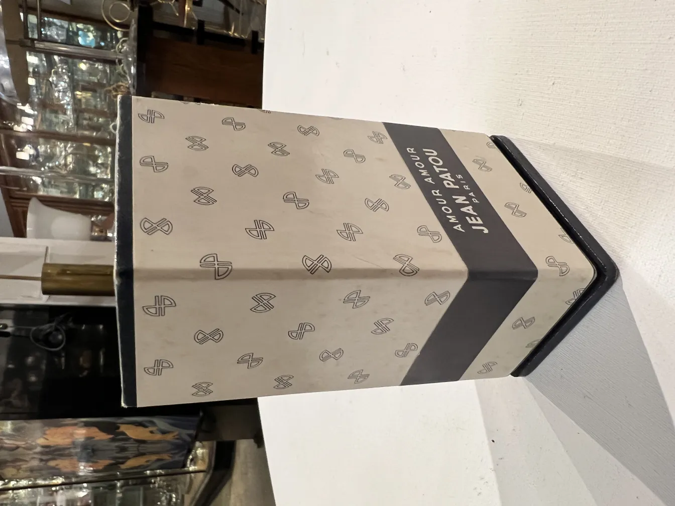 Antike Parfümflasche von Jean Patou in Beige mit Mustern