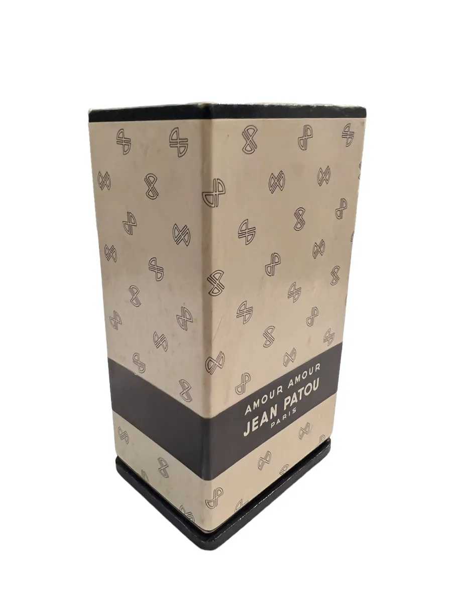 flacone di profumo antico con un design elegante e logo visibile, confezione decorativa