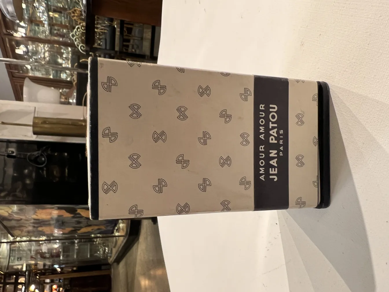 Antike Parfümflasche von Jean Patou mit elegantem Design in klassischem Ambiente.