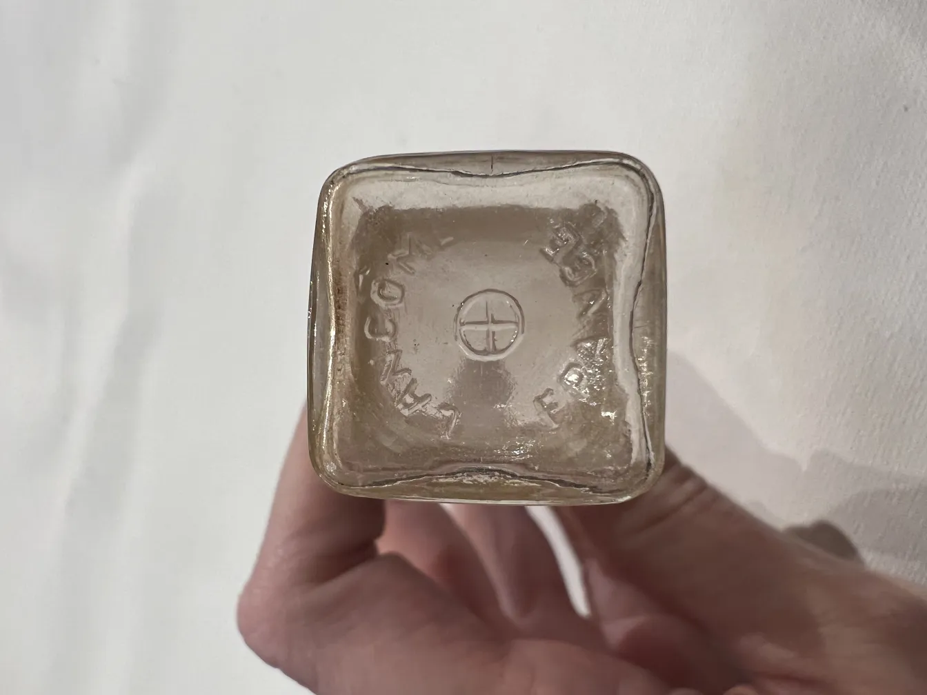 Flacone di profumo antico con un design unico e incisioni.