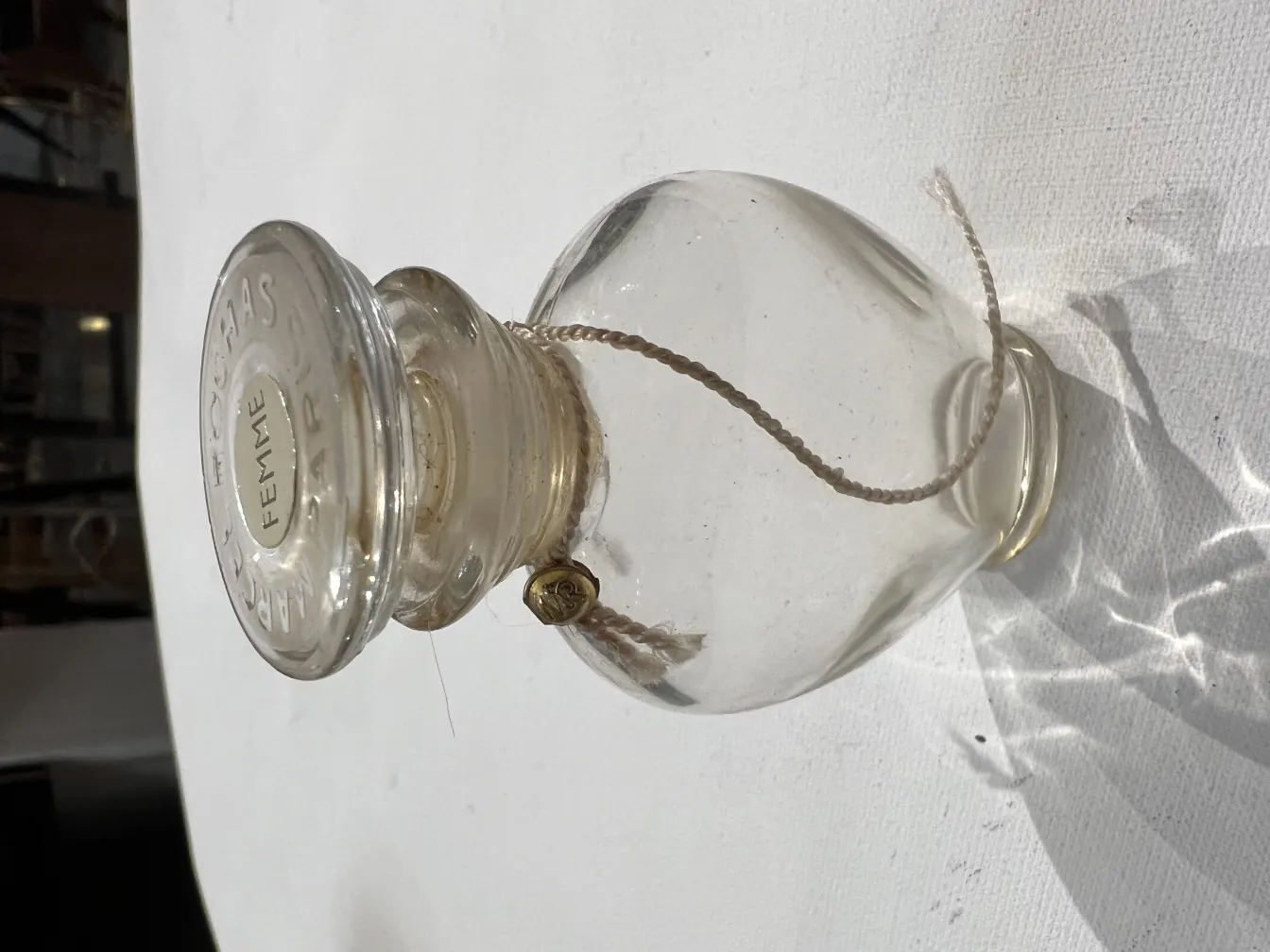 frasco de perfume antiguo, transparente, con cuerda, estilo clásico