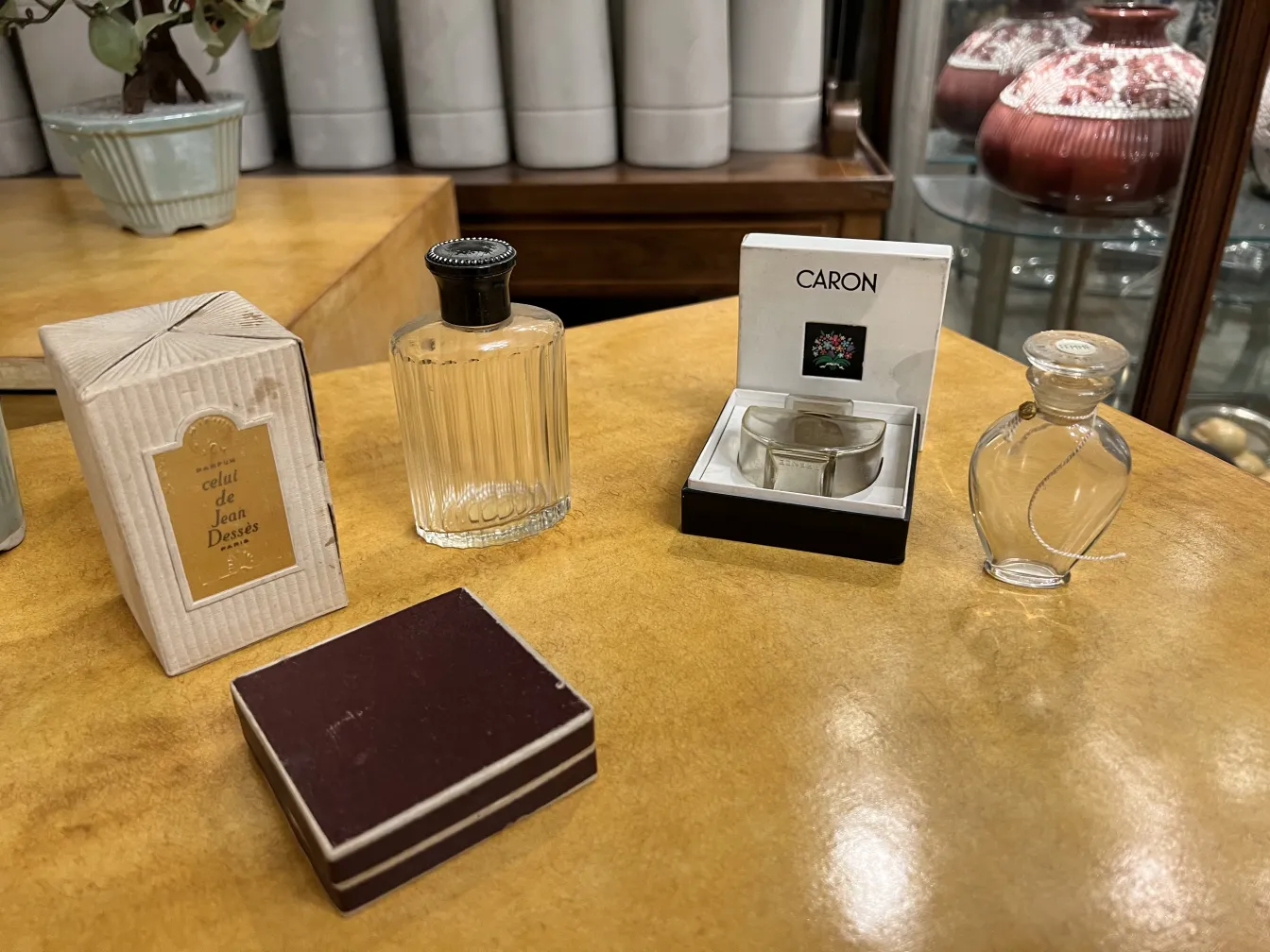 flacon de parfum ancien avec un design classique et élégant dans un cadre vintage