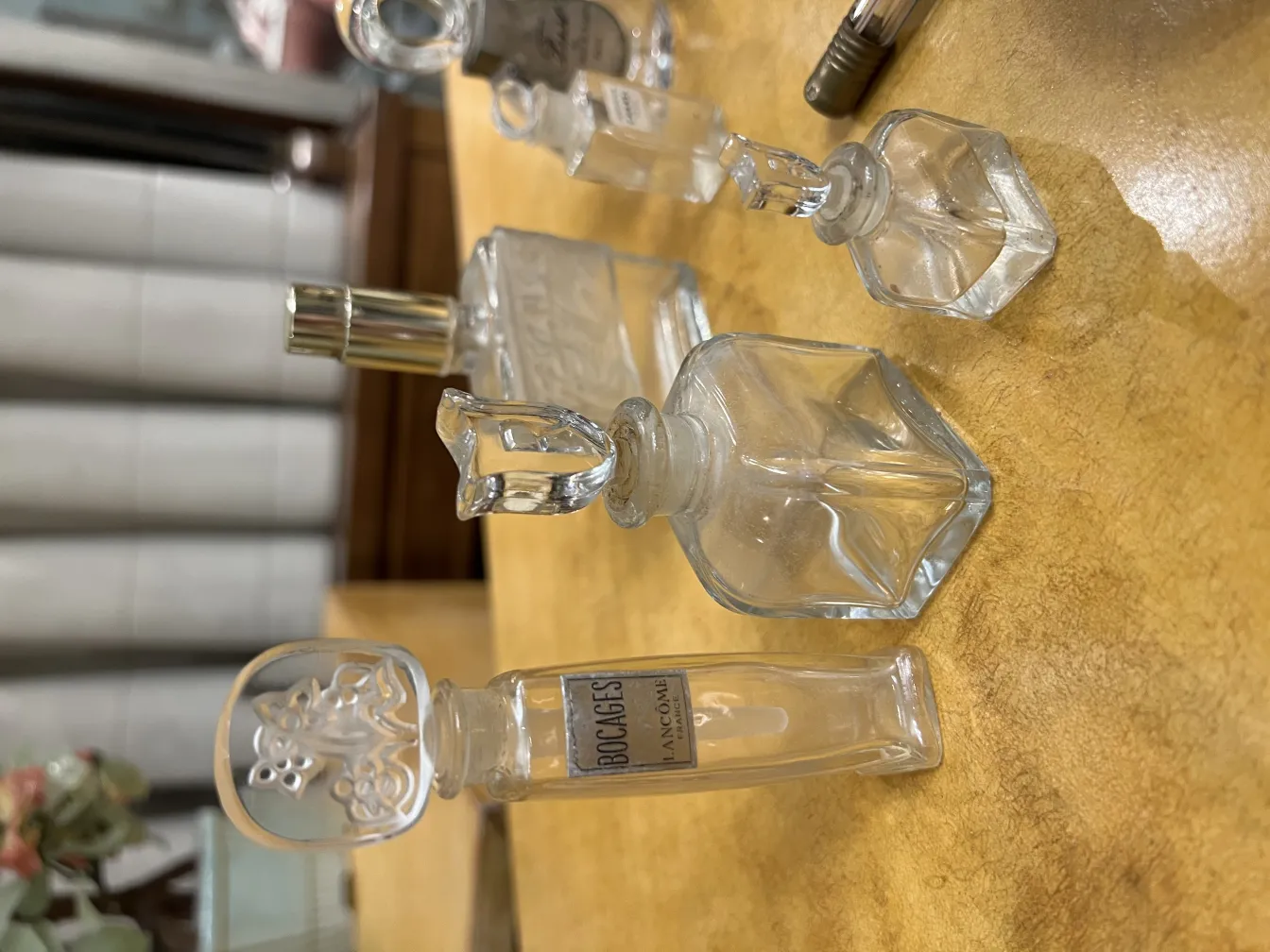 Flacone di profumo antico con dettagli decorativi, in un ambiente caldo.