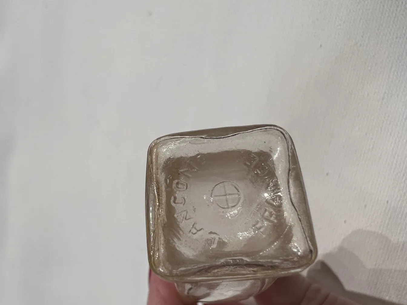 frasco de perfume antigo com selo visível na base