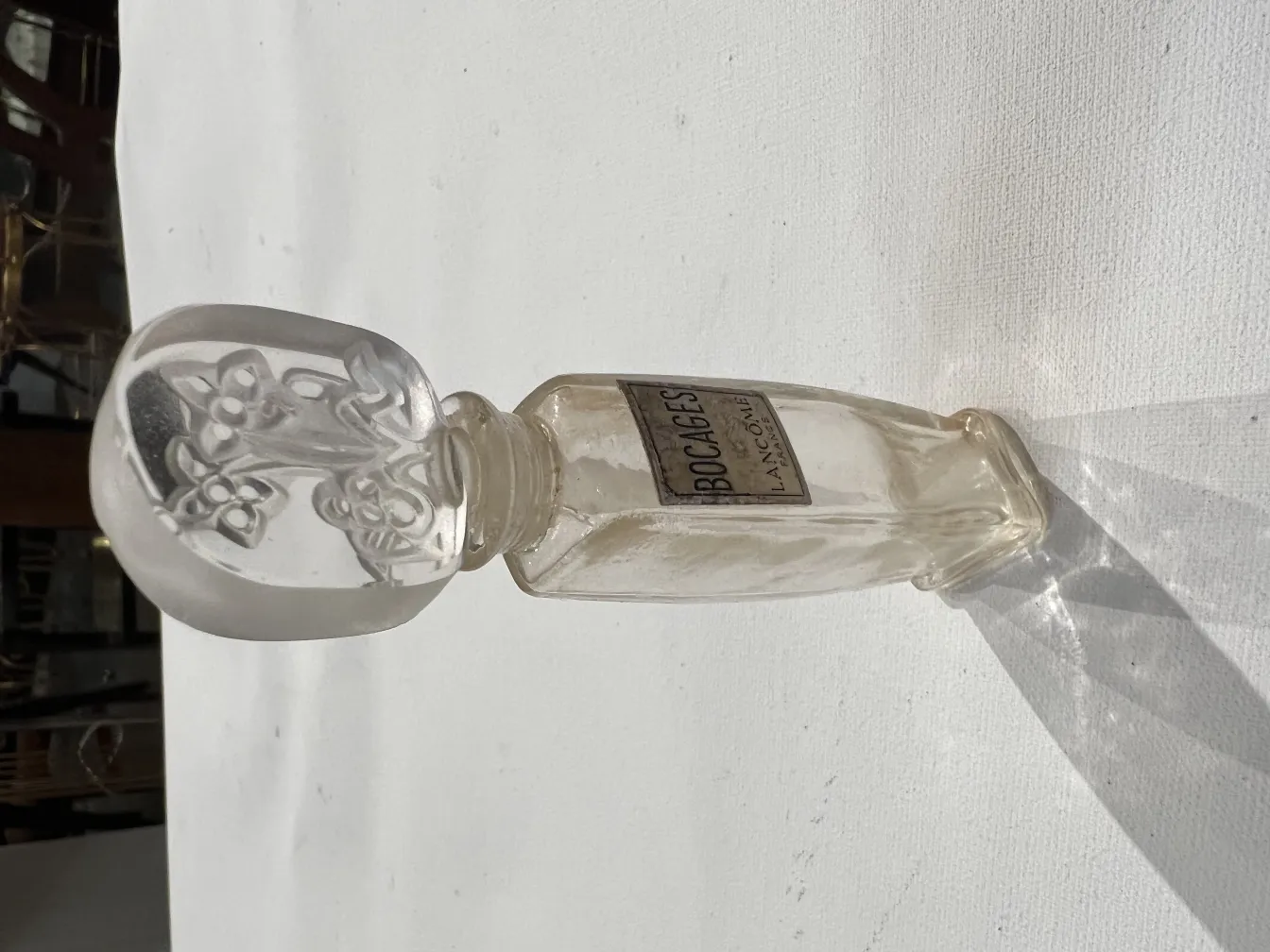 带装饰盖的古董香水瓶，柔和的光线和阴影