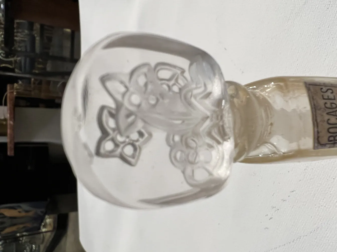 flacon ancien de parfum avec un design floral décoratif