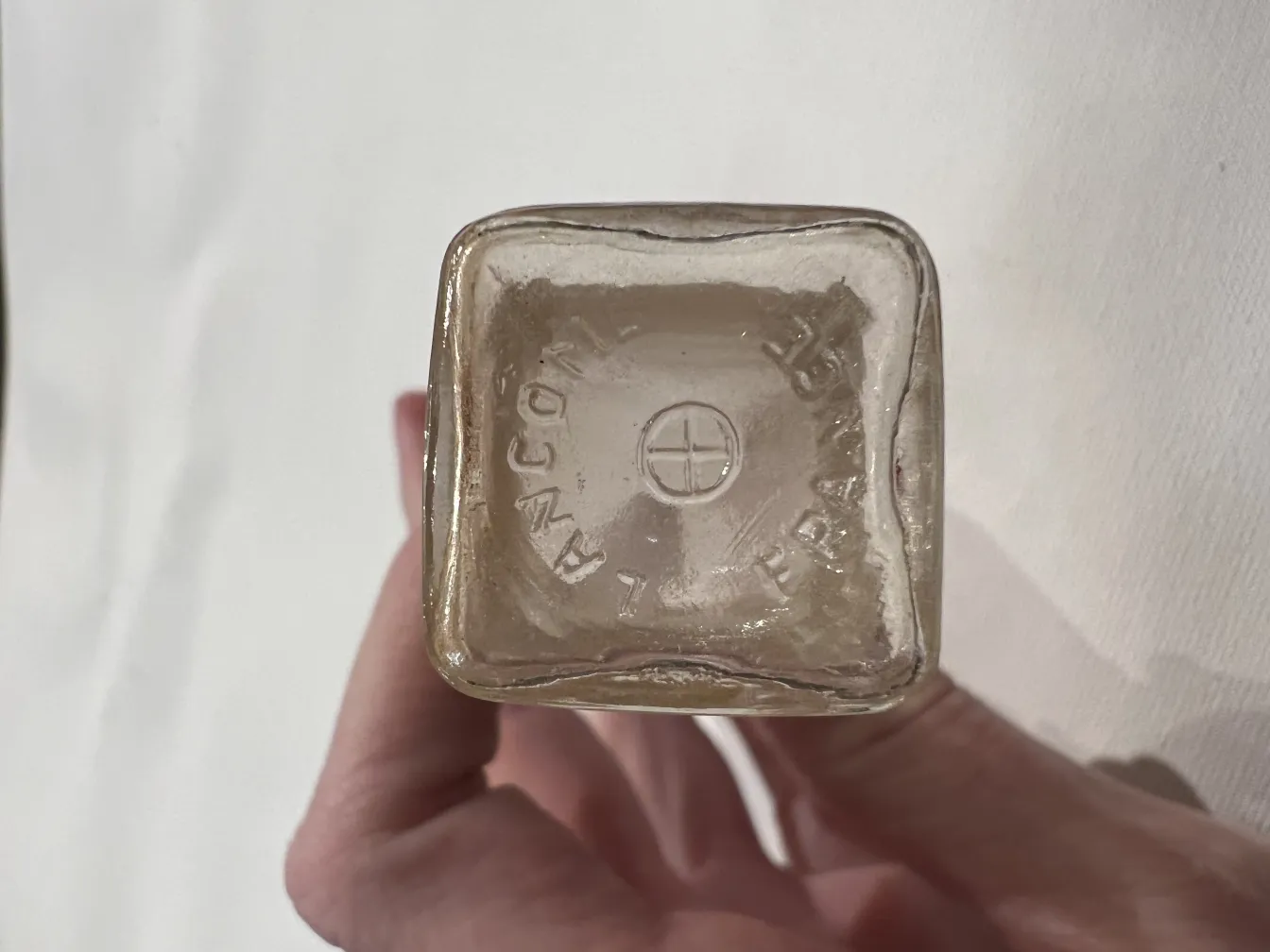 Antike Parfümflasche mit detailierter Basis, elegant und einzigartig.