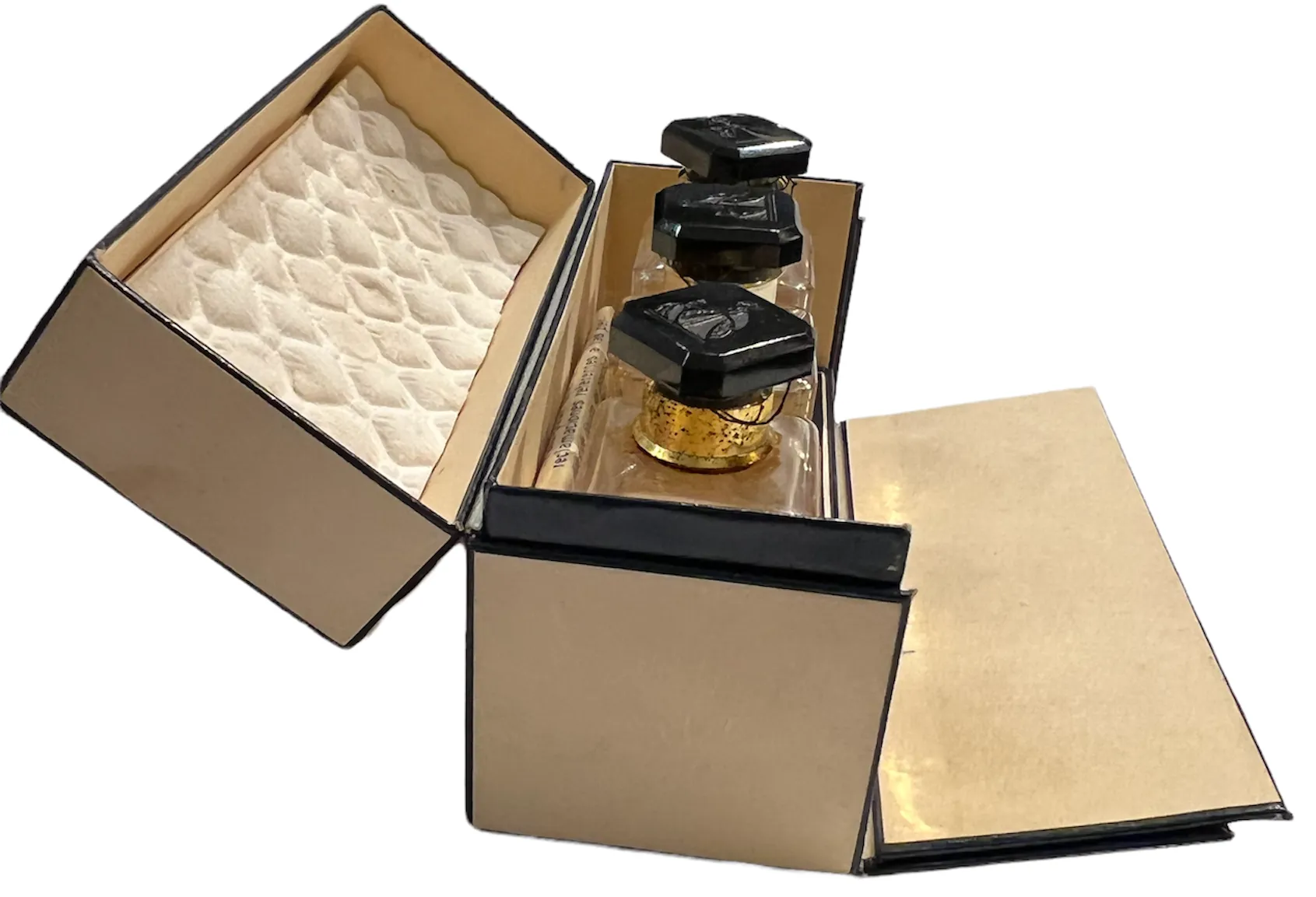 Frasco de perfume antiguo en un estuche con detalles dorados y tres frascos