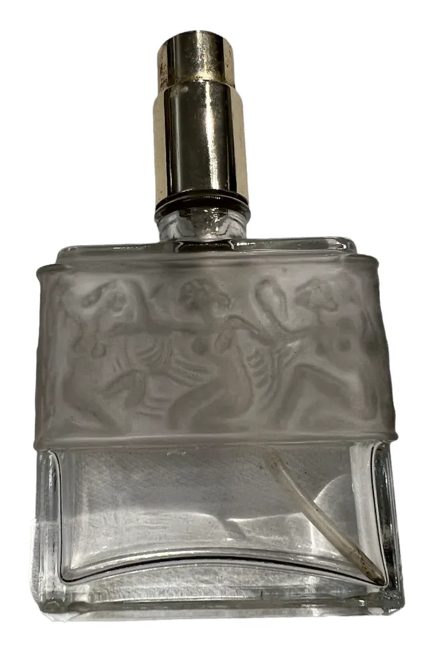frasco de perfume antiguo con tapa dorada y adornos decorativos