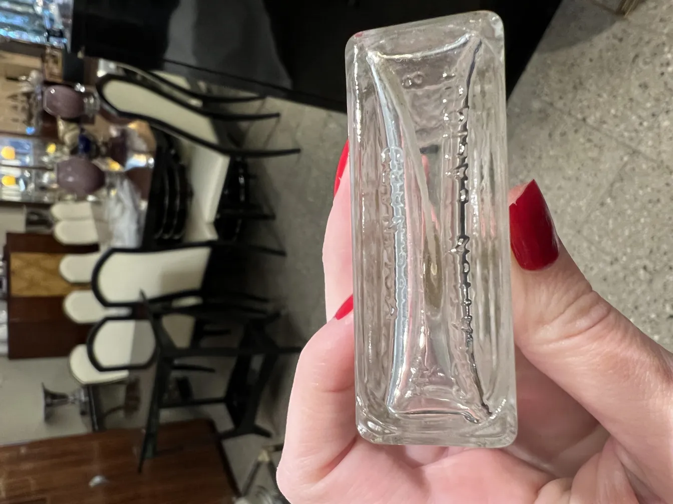 古董香水瓶，优雅的形状和雕刻