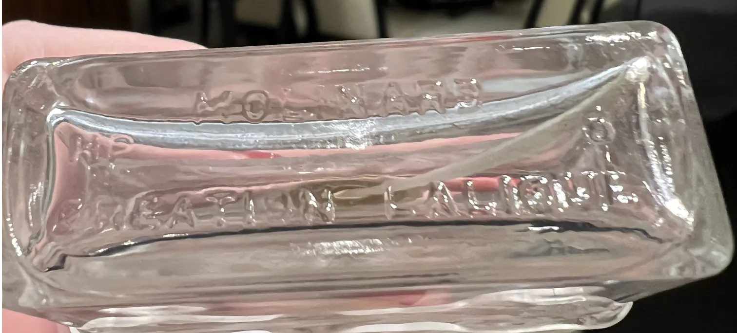 antike transparente Parfümflasche mit feinen Details, elegantes Ambiente