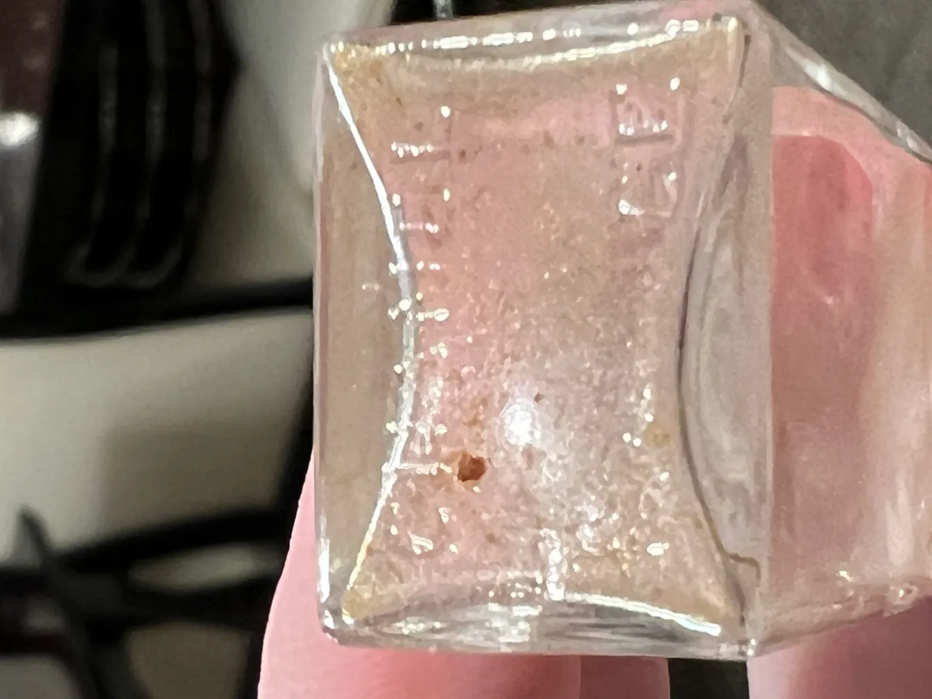 Antike Parfümflasche mit sichtbaren Details und warmem Ambiente