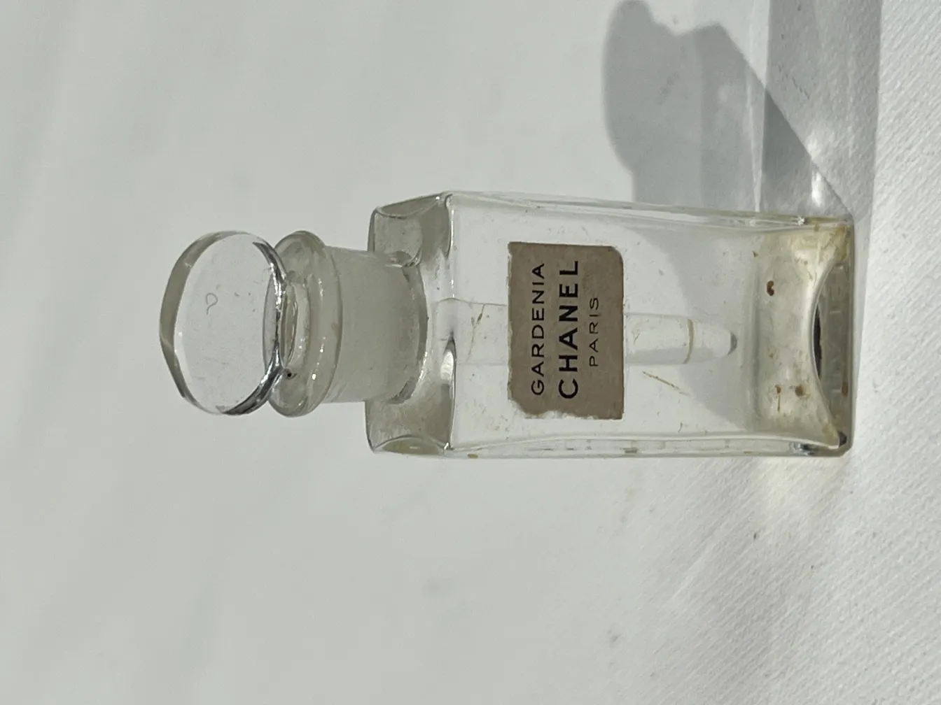 flacone di profumo antico Gardenia Chanel con etichetta