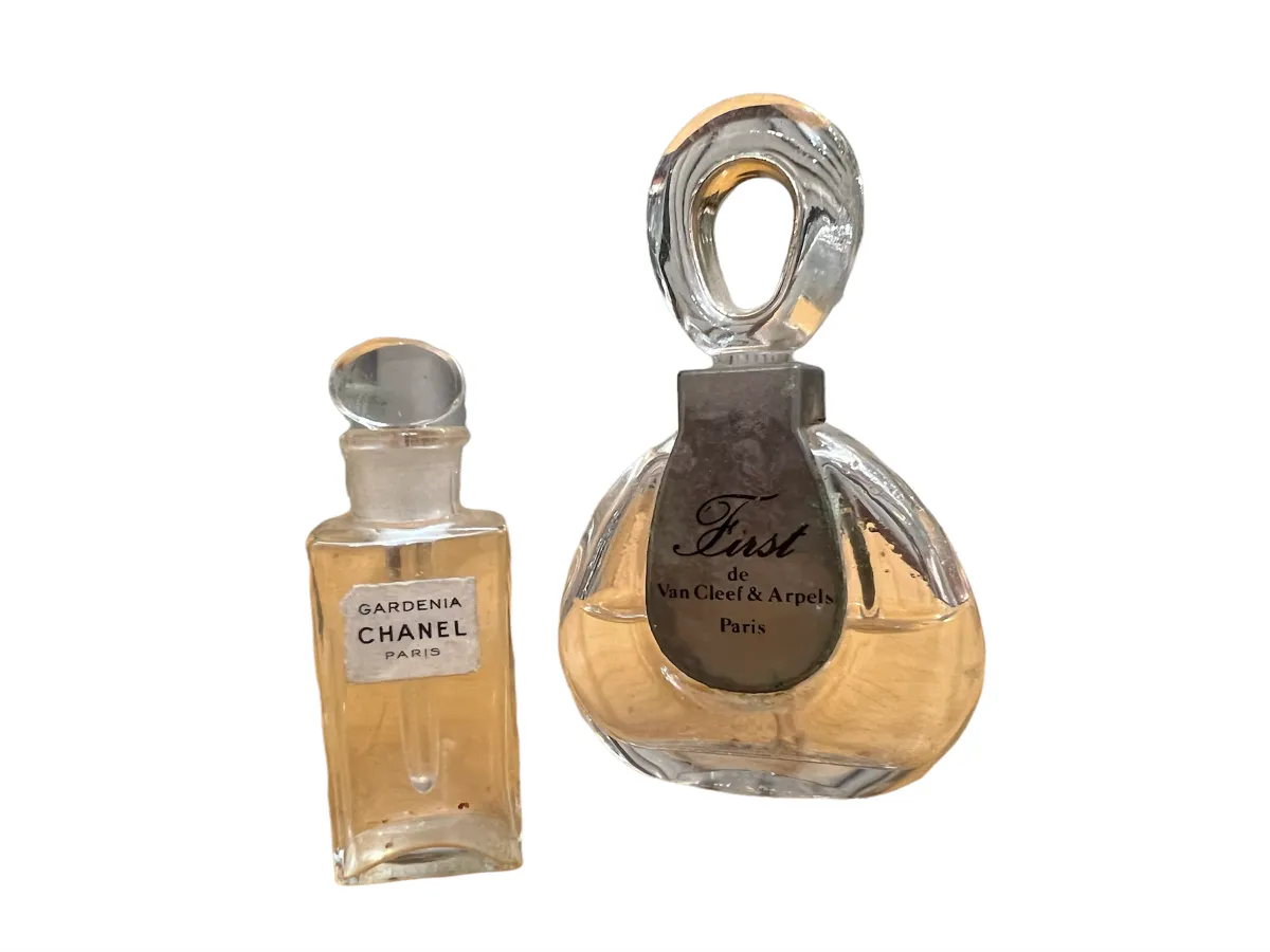 Antiguo frasco de perfume de Chanel y Van Cleef con su diseño clásico.