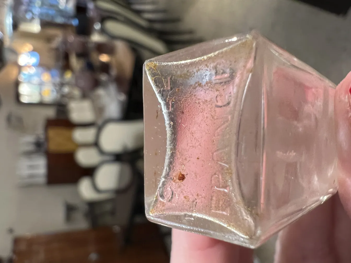 flacone di profumo antico con un design elegante e distintivo, in un ambiente classico