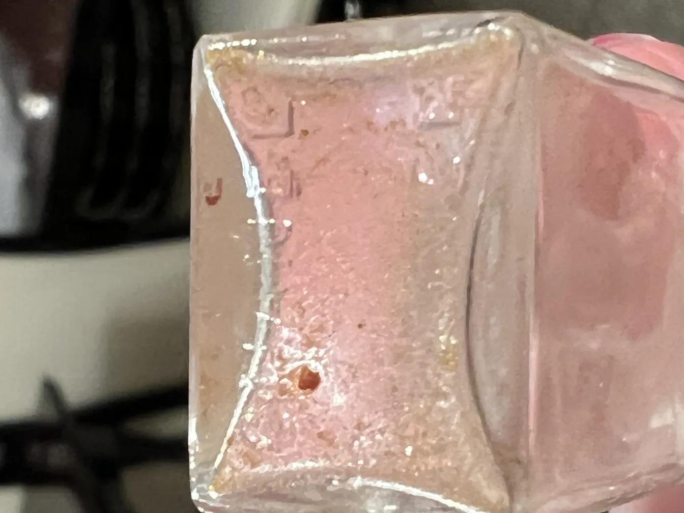 装飾的な詳細が見える古い香水瓶と独特のデザイン