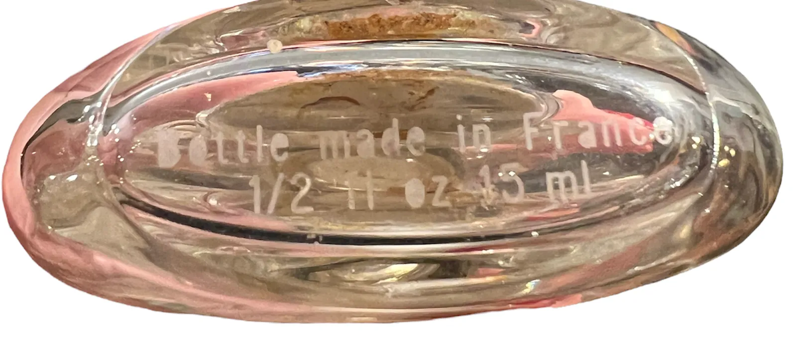 पुराने इत्र की शीशी जो खूबसूरत है, संग्रहणीय वस्तु।