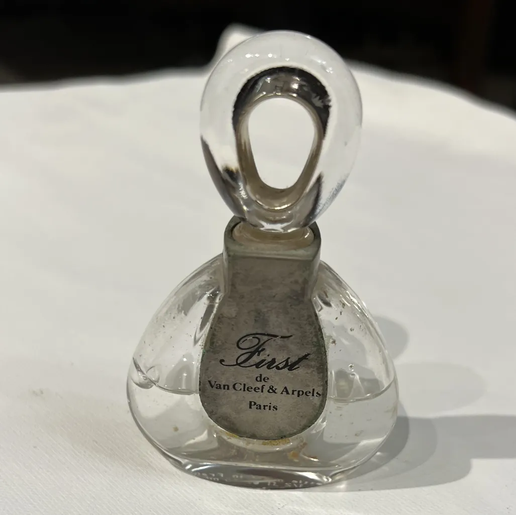 flacone antico di profumo con design elegante e etichetta.