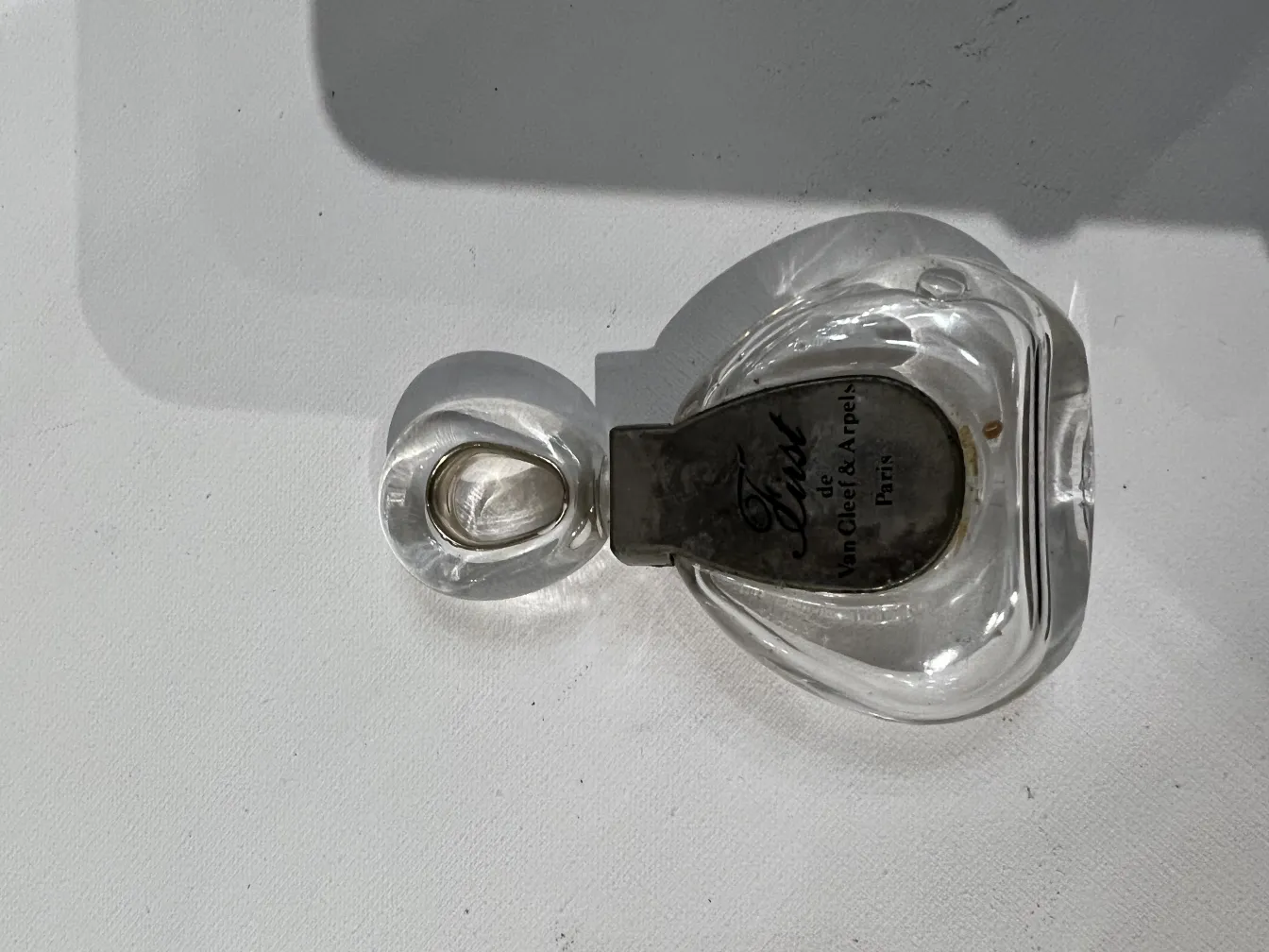 antike Parfümflasche mit ausgefallenem Design und Verschluss