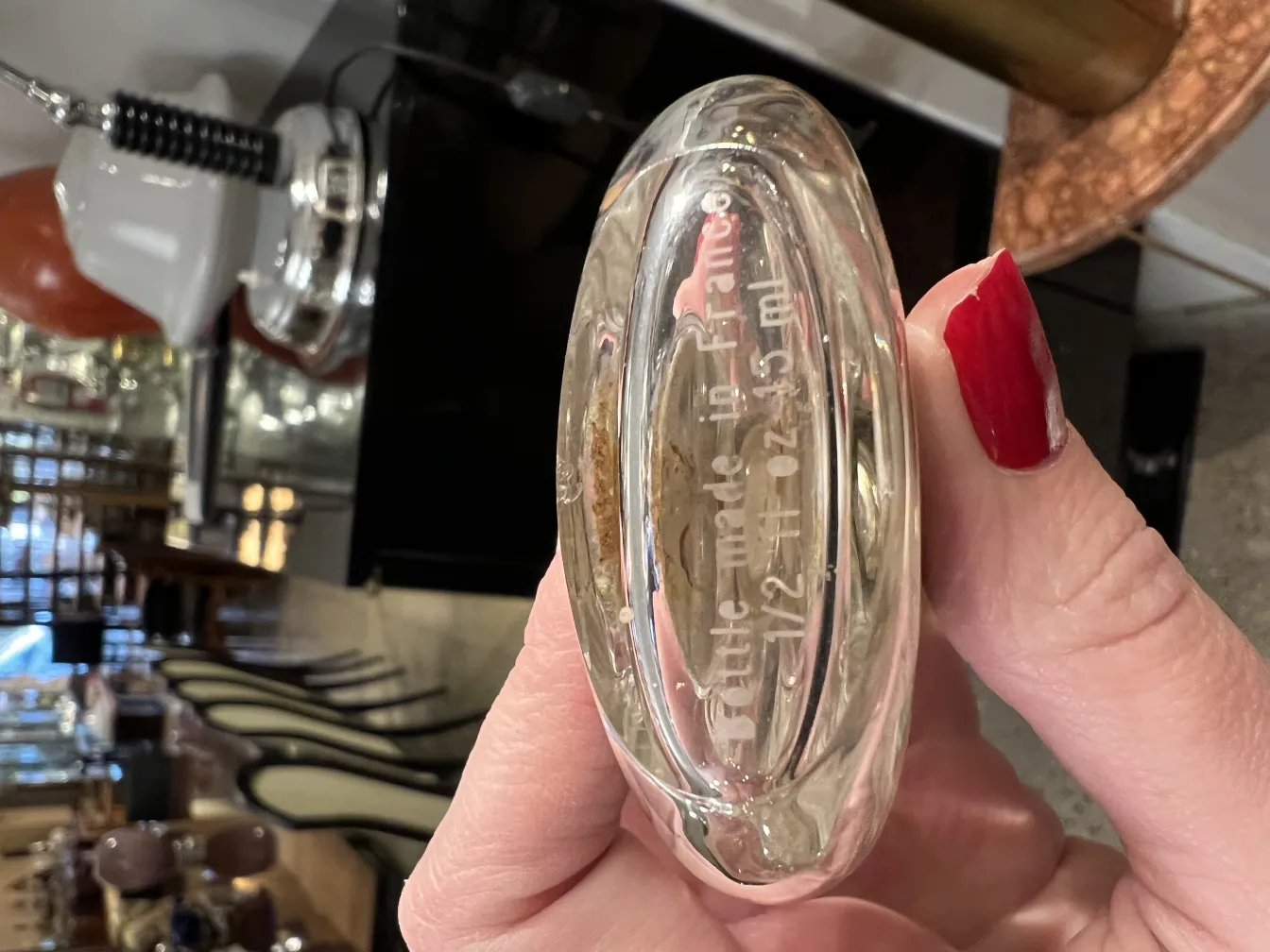 Antike Parfümflasche mit klaren Details, hergestellt in Frankreich, elegantes Umfeld.