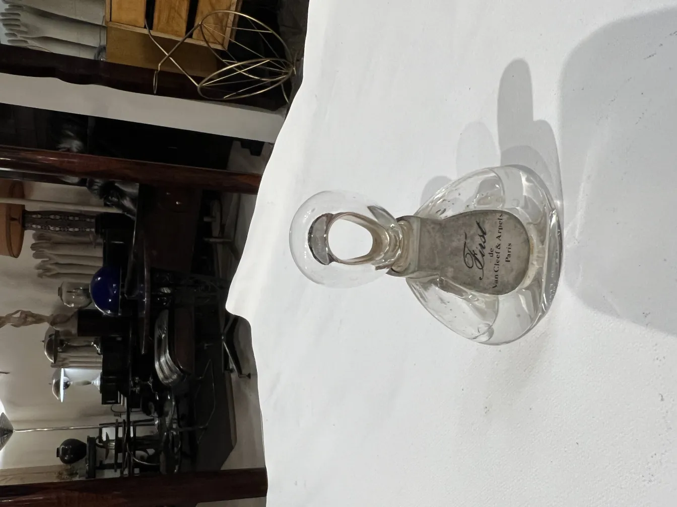 Flacone di profumo antico con design elegante in ambientazione classica.