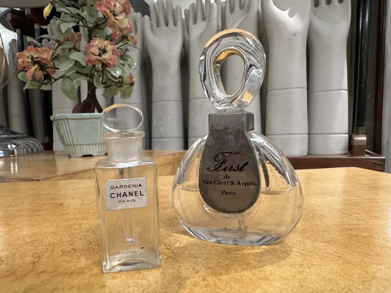古い香水瓶 Gardenia Chanel のエレガントな背景にぼやけた花々。