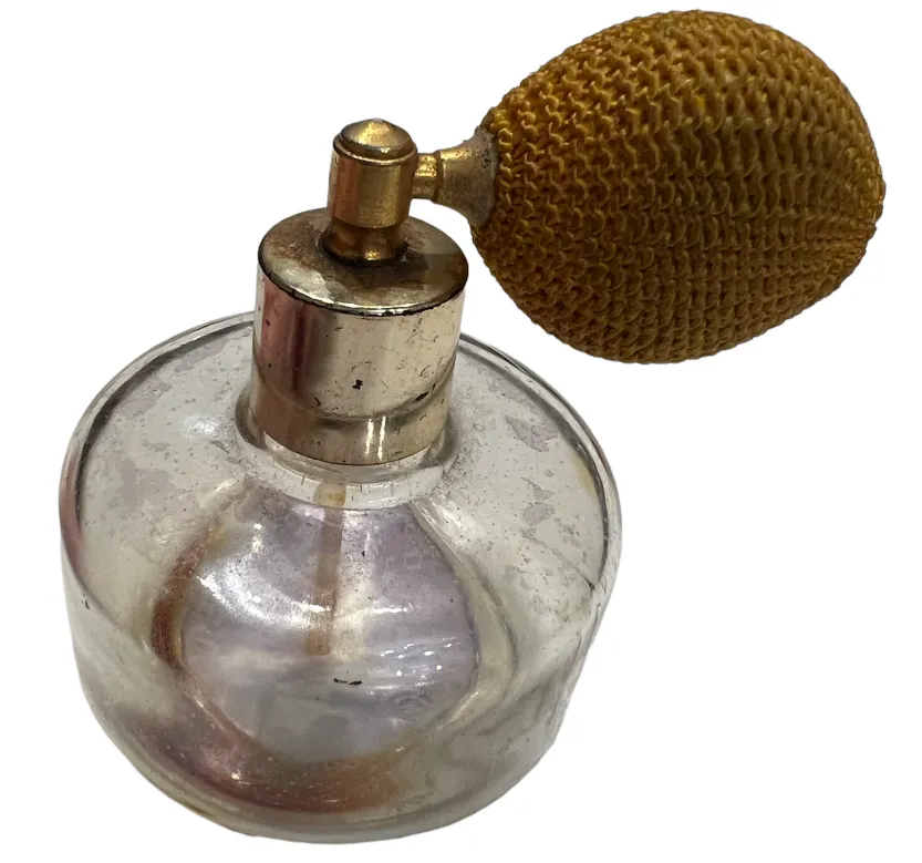 flacone di profumo antico con corpo rotondo e spray giallo