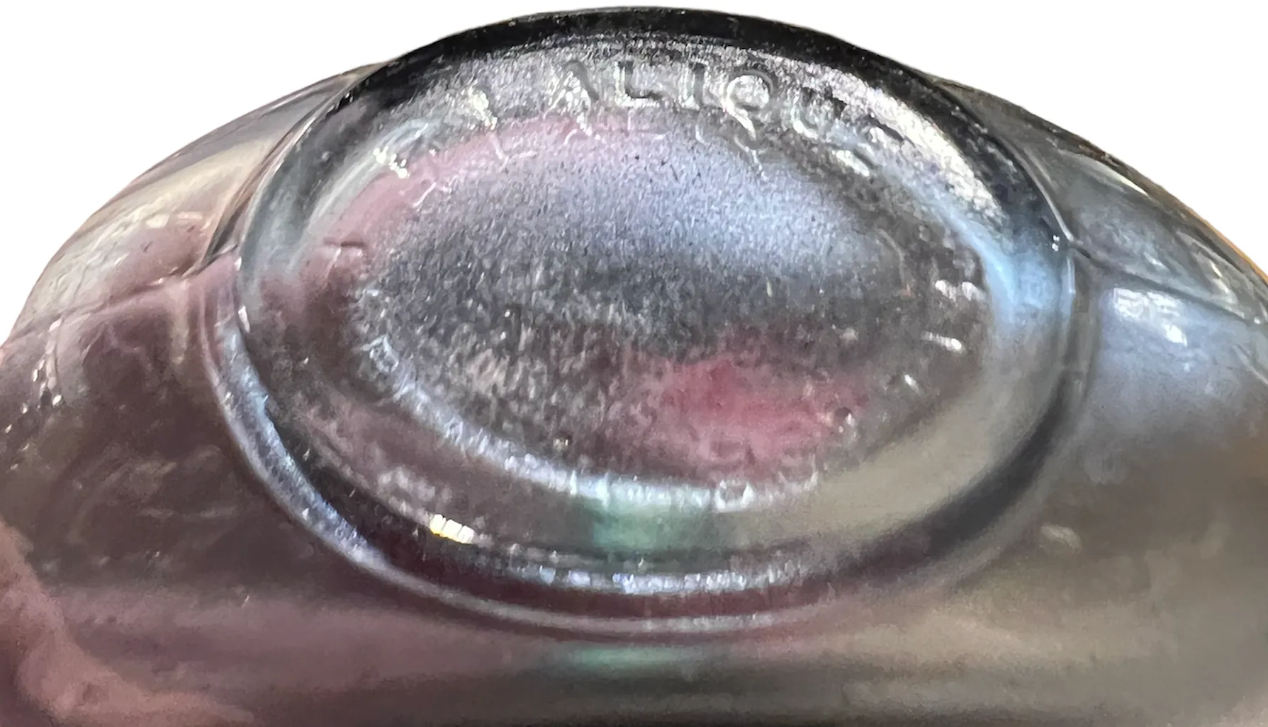 Flacon de parfum ancien avec gravure subtile à la base, détails flous