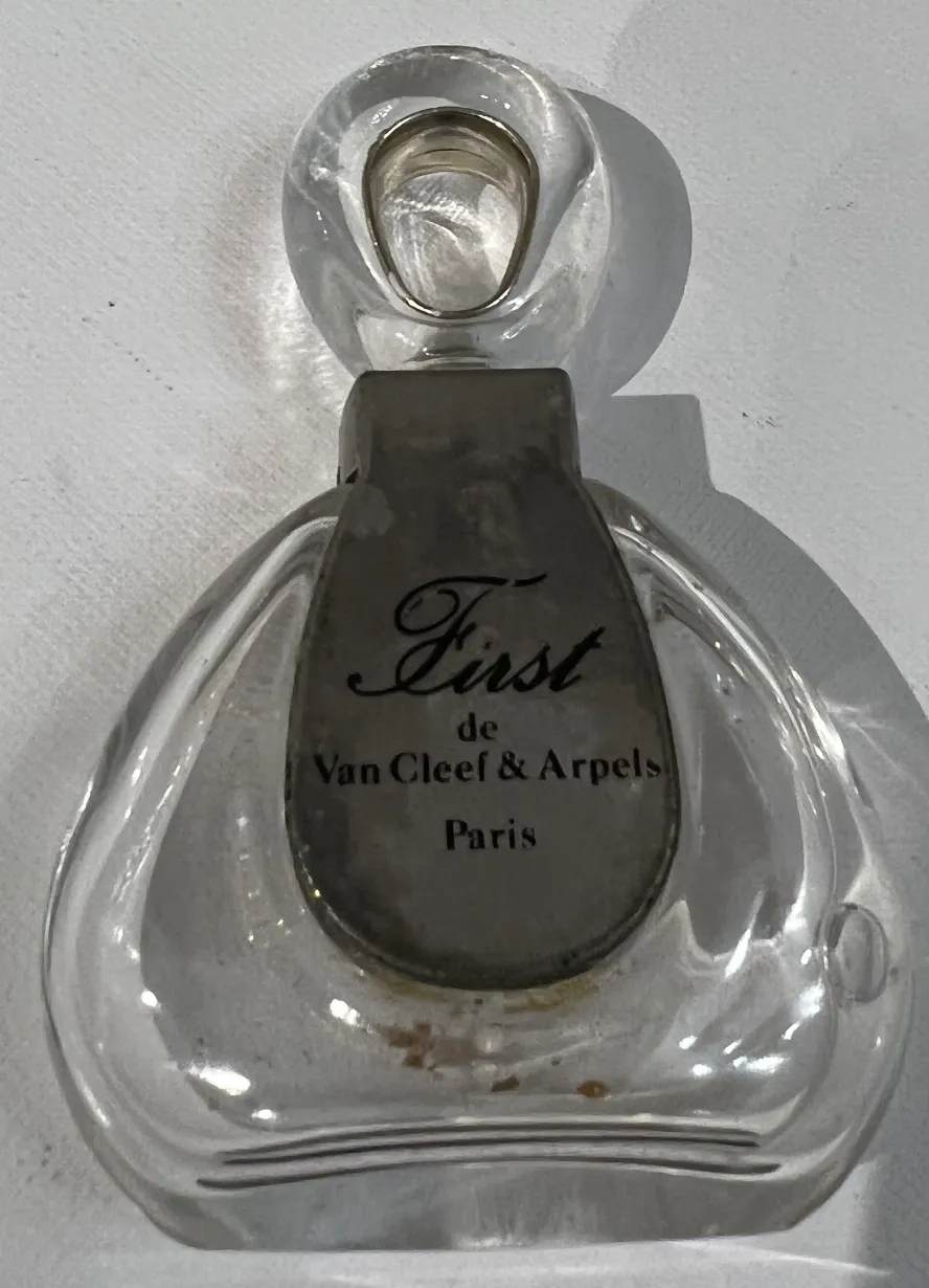 antike Parfümflasche von Van Cleef & Arpels mit elegantem Design und sichtbarem Etikett