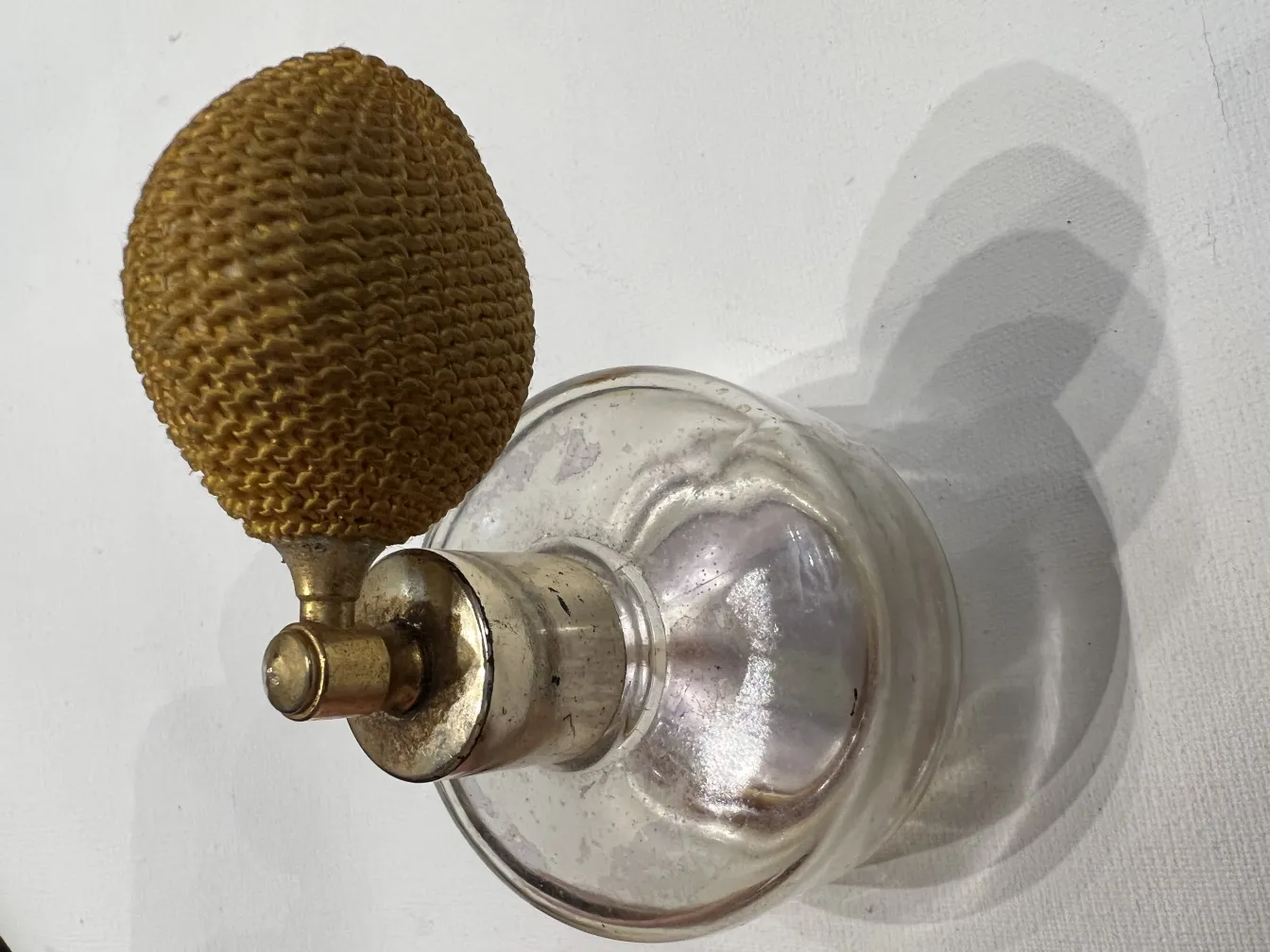 frasco de perfume antiguo con diseño clásico y atomizador.