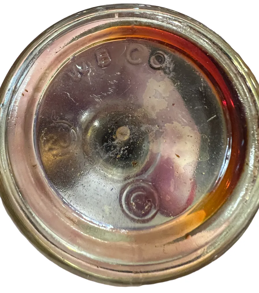 装飾的な特徴を持つ古い香水瓶の画像