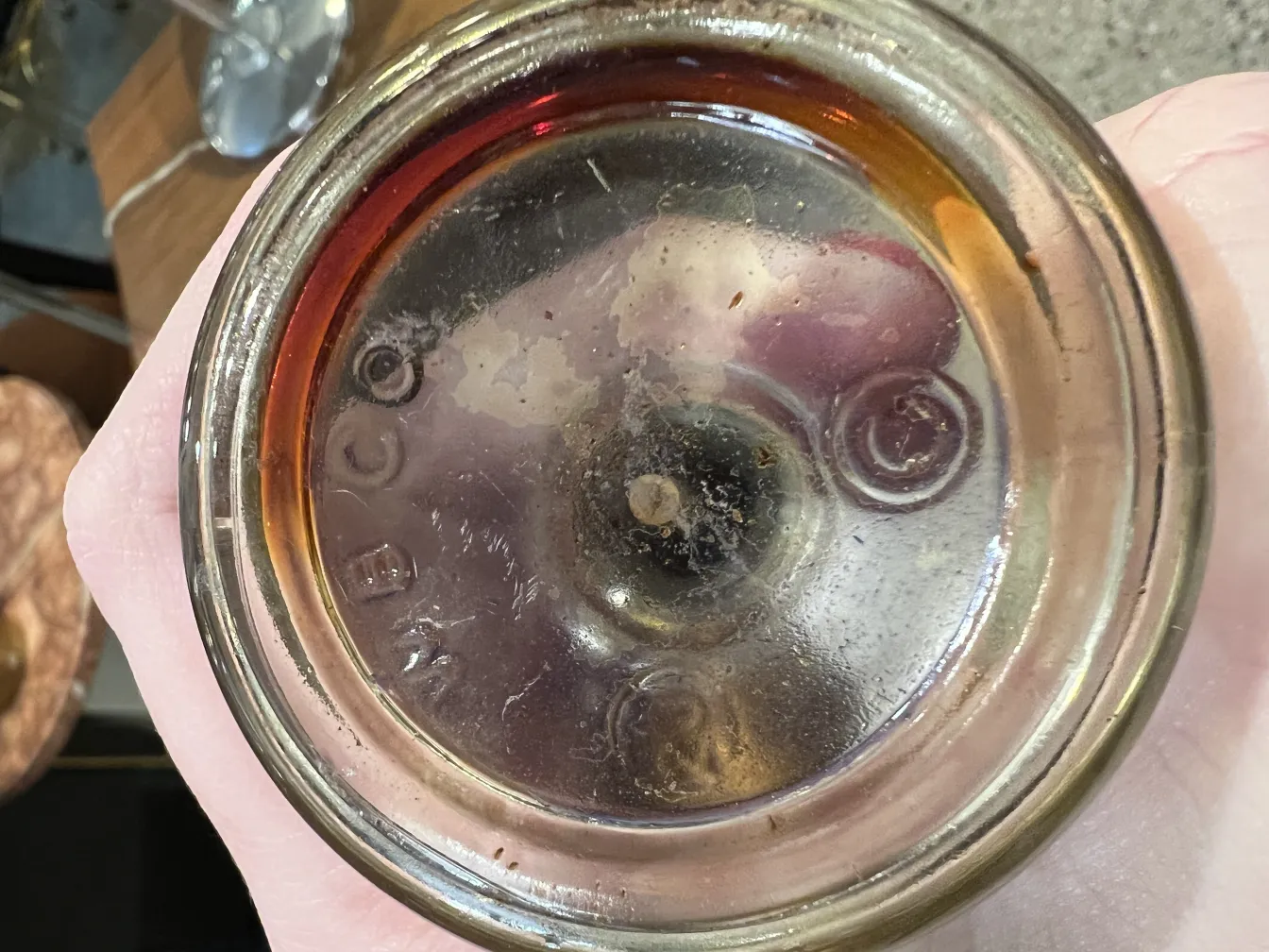 vista del fondo de un frasco de perfume antiguo con detalles visibles