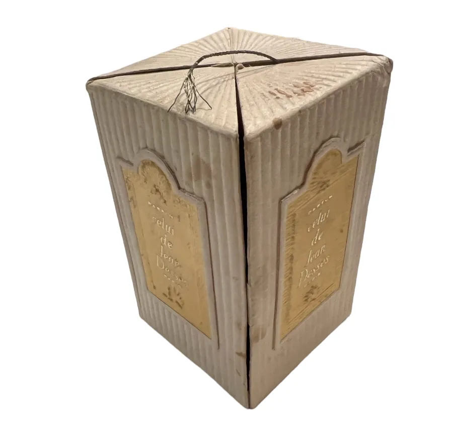 frasco de perfume antiguo con detalles y etiquetas doradas