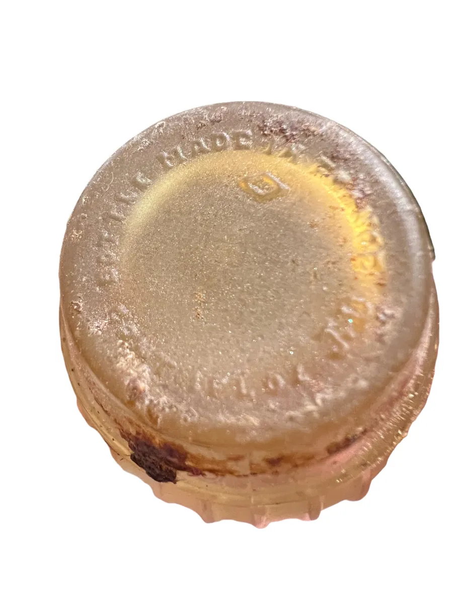 frasco de perfume antiguo con detalles distintivos y textura única