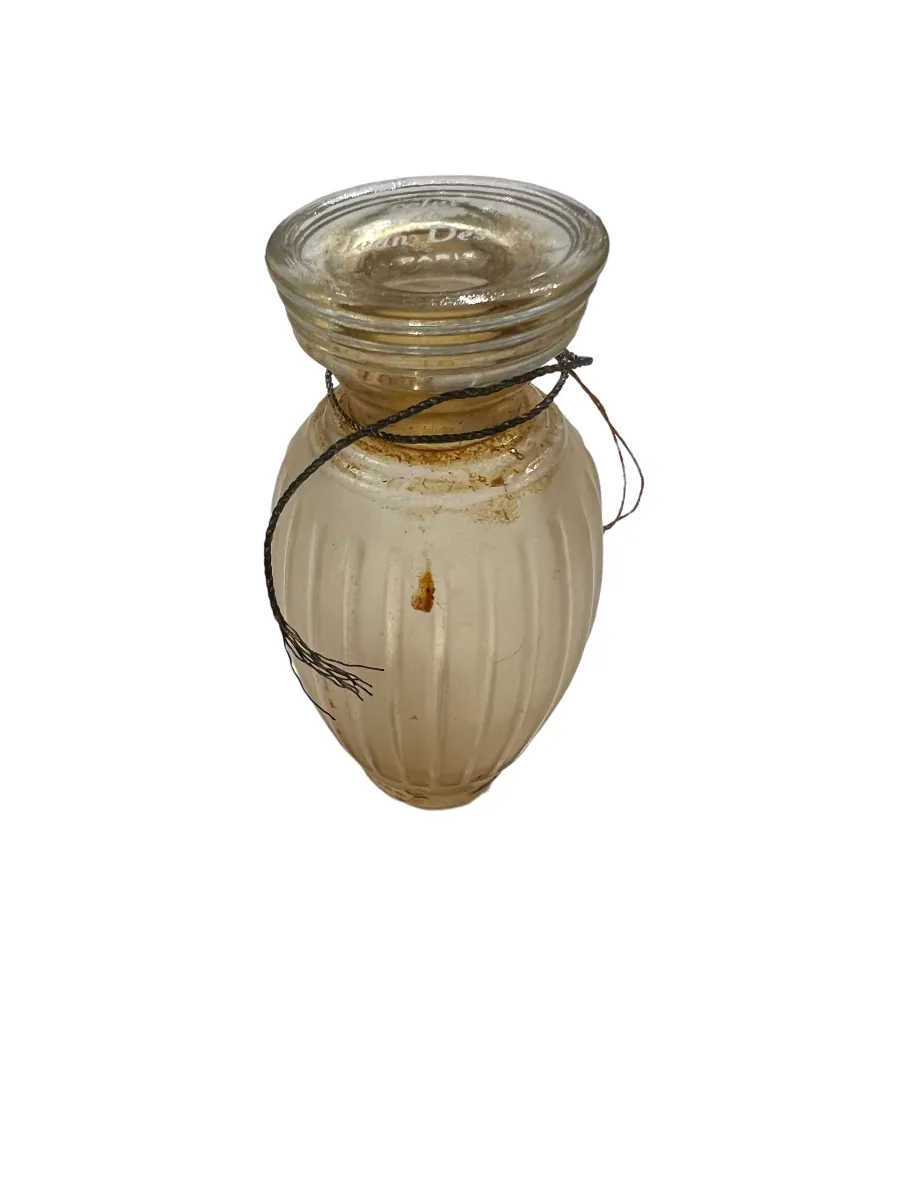 Flacone antico di profumo con design artigianale e tappo.