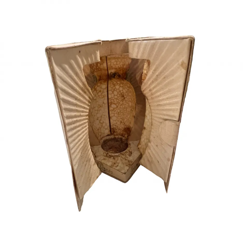 flacon de parfum ancien avec un design unique dans une boîte