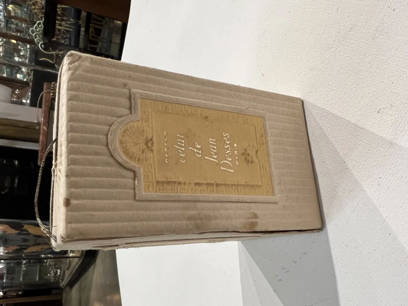 Flacone antico di profumo di Jean Desses, design classico, sfondo elegante.