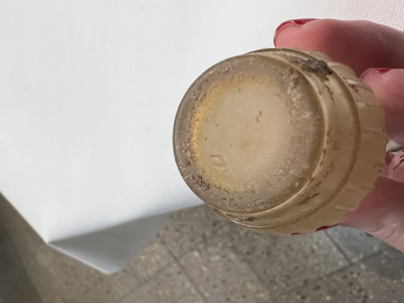 frasco de perfume antigo com design simples e clássico, ligeiramente desgastado